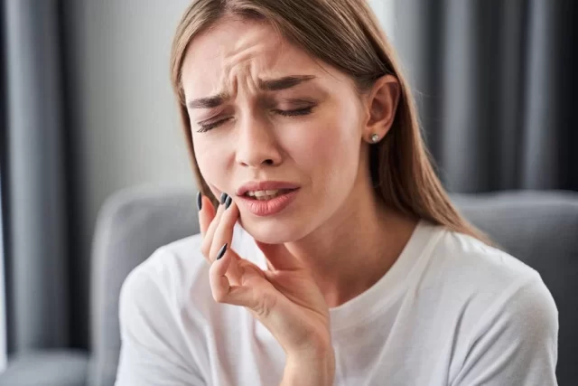 woman experiencing toothache